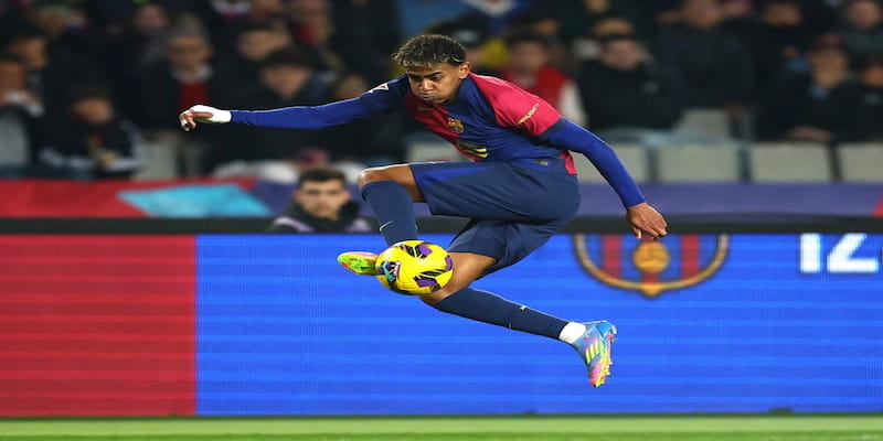 Lamine Yamal Vai trò của Lamine Yamal trong đội hình Barcelona hiện tại